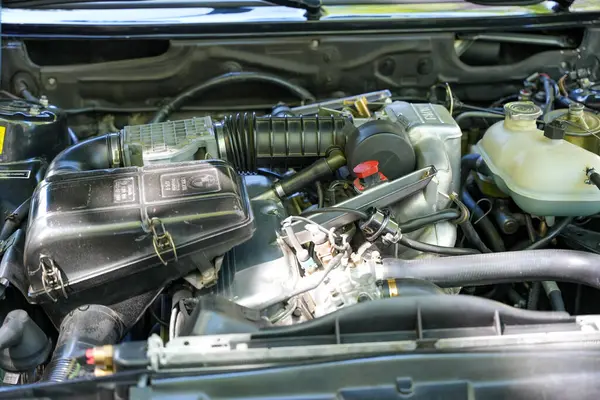 Almanya 11 Mayıs 2025. Eski model araba motoru kompartımanı. Görünür Fiat harfleri ve teknik detaylarla dolu klasik bir aracın motor kompartımanı. Siyah ve gümüşün karışımı zarif ama güçlü bir etki yaratır..