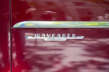 Almanya 11 Mayıs 2025. Dodge Wayfarer harfleri. Wayfarer Fluid Drive 'ın koyu kırmızı renkli bir arabanın üzerindeki makro görüntüsü. Krom kaplama amblem zamansız bir otomotiv klasiğini temsil ediyor..