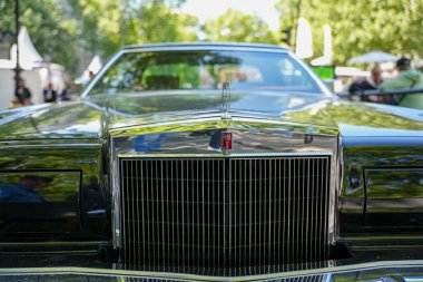 Almanya 11 Mayıs 2025. Lincoln Mark V, ön manzara. İkonik ızgara, kaput süsü ve Mark V arması olan Lincoln Mark 5 'in ön görüntüsü. Devasa şekil bu klasik arabaya görkemli bir varlık katıyor..