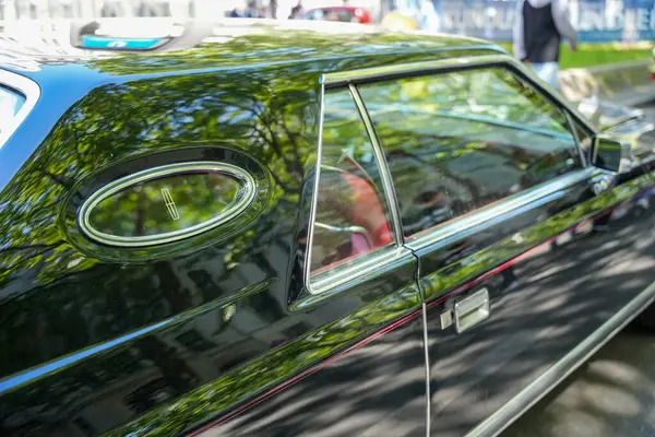 Almanya 11 Mayıs 2025. Lincoln Mark 5, amblemli yan görüş. Lincoln Mark V 'in şık bir opera penceresi ve krom çerçeveli Lincoln logosu olan detaylı görüntüsü. Parlak siyah onun çevresini zarifçe yansıtır..