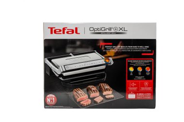 Almanya 5 Haziran 2025. Tefal OptiGrill XL ambalajında ürünün yemek seviyesi göstergesi ve otomatik ızgara teknolojisi üzerinde duruluyor. Reklam, çevrimiçi alışveriş veya ürün testi için ideal.