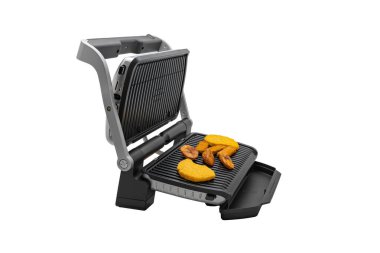 Beyazda izole edilmiş yiyeceklerle temas edilen bir ızgaranın yan görüntüsü. Çeşitli ekmeklenmiş yiyeceklerle açık temas ızgarasının yan perspektifi. Aygıt beyaz bir arkaplanda izole edilmiştir.