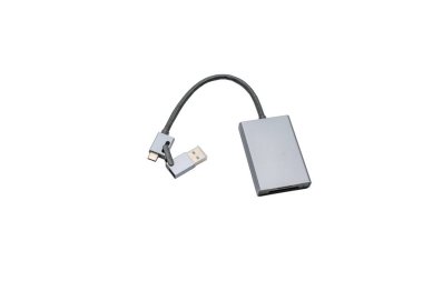 USB-A ve USB-C portları olan çok işlevli bir kart okuyucu, esnek veri transferi için ideal. Modern tasarımı olan kompakt adaptör ve uzun süreli kullanım için örülmüş kablo.