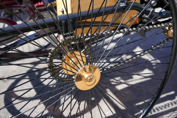 Almanya 11 Mayıs 2025. Altın merkezli telli tekerlek. Zincirle birbirine bağlı altın merkezli telle konuşulan bir tekerleğin ayrıntıları. Geçmiş nesillerin hareketliliğinin teknik zarafeti ve zanaatkarlığı