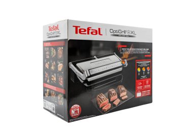 Almanya 5 Haziran 2025. Tefal OptiGrill XL ürün ambalajının eğik bir fotoğrafı. Izgara programları, aygıt görüntüsü ve 6-8 kişinin hedef kitlesi gösteriliyor.