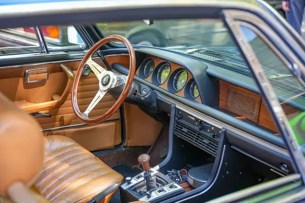 Almanya 11 Mayıs 2025. Vites kolu ve yuvarlak enstrümanlarla. Klasik bir vites kolu, yuvarlak enstrümanlar ve 70 'lerin tarzında ahşap elementler. Deri kaplı koltuklar yüksek kaliteli görünümün altını çiziyor.