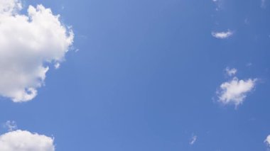 Bulutlu gökyüzü. Zaman ayarlı Bulutlu Gökyüzü. Birkaç hızlı hareket eden bulutla güneşli bir gökyüzünün hızlandırılmış görüntüsü.