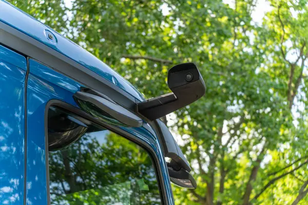 Modern bir kamyonun dikiz aynası. Kamera, daha iyi görüş ve güvenlik için geleneksel dış aynaların yerini alıyor..