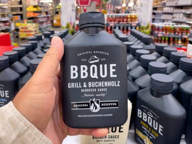 Almanya 7 Haziran 2025. BBQUE Izgara Beechwood Sosu yakından gösteriliyor. Arka planda markanın sayısız diğer şişeleri görülebilir..