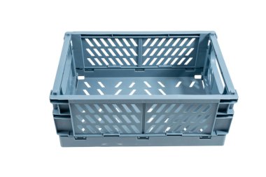 Boş plastik sandık, yukarıdan çekilmiş, beyaz arka planda izole edilmiş. Depolama, organizasyon ve ulaşım için ideal.