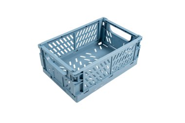 Boş mavi plastik kutu, kapı kolu açık, çapraz çekilmiş ve beyaz arka planda izole edilmiş. Taşıma ya da depolama için elverişli.