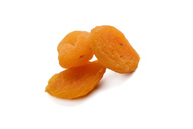 Beyaz arka planda izole edilmiş üç kurutulmuş kayısı. Doku ve renkleri gösteren yakın çekim.