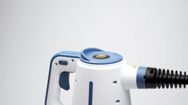 Su, şeffaf bir ölçüm kabı kullanarak buhar temizleyiciye dökülüyor. Buhar temizliği başlamadan önce hazırlık adımı.