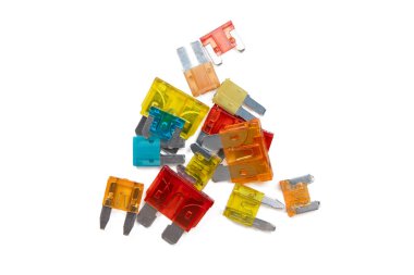 Beyaz arka planda izole edilmiş farklı boyutlarda ve reytinglerde rengarenk bıçaklar yığını. Araba tamiri ve yenisi için ideal..