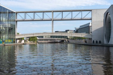Marie-Elisabeth-Luders-Haus 'un Spree' deki çift köprü yapısı. Modern hükümet bölgesi suya yansıyor..