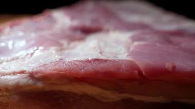 Taze etin parlak, yağlı yüzeyine odaklan. Kamera yüzeyde sorunsuzca hareket eder..