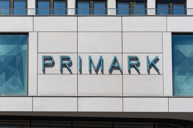 Almanya 19 Temmuz 2025. Modern PRIMARK harfleri beyaz, temiz bir bina cephesi üzerine işlenmiş. Tasarım minimalist ve marka odaklı..