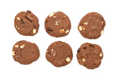 İki sıra halinde düzenlenmiş altı çikolatalı kurabiyeden oluşan düz bir yatak. Her kurabiye, beyaz arka planda siyah ve beyaz çikolata parçalarından oluşan eşsiz bir desen içerir..