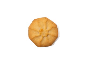 Çiçek şeklinde tek bir Danimarka kurabiyesi yukarıdan çekilmiş. Beyaz arka planda izole edilmiş, yumuşak çıkıntılar ve açık altın bir tonu gösteriyor..