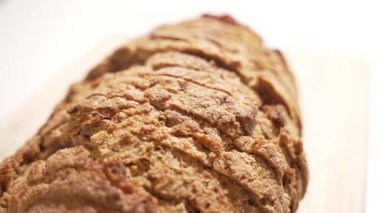 Köy ekmeği. Köy ekmeği kıtır kıtır altın kabuğunu ve zanaatkar dokusunu göstererek yavaşça döner. Fırın veya yemek içeriği için ideal.