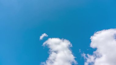 Bu barışçıl zaman diliminde beyaz bulutlar parlak mavi bir gökyüzünde yavaşça süzülür. Mekanizma, açık bir yaz gününde bulutların değişen şekillerinin güzelliğini vurgular..