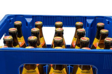 Almanya 28 Ağustos 2025. Şişe Topları Yakın plan. Paulaner Limuzin Turuncu Şişe kapakları bir sandığın içinde. Kapaklar kırmızı ve sarı tonlu Limo Orange 'ı gösteriyor..