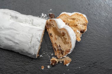 En iyi maşa manzarası. Dilimlenmiş Alman Noel Stollen 'ının en iyi görüntüsü. Badem ezmeli üzümlü ekmek pudra şekerle kaplıdır..