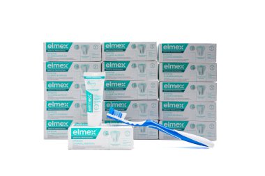 Almanya 29 Ağustos 2025. Kümelenmiş paketlerin önünde tüp ve diş fırçasıyla Elmex diş macunu. Diş sağlığı için ürün sunumu.