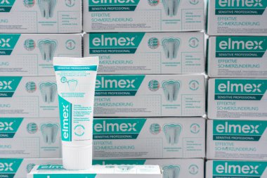 Almanya 29 Ağustos 2025. Ürün kutularının önünde bir Elmex diş macunu tüpünün yakın çekimi. Tüpün önüne odaklan..
