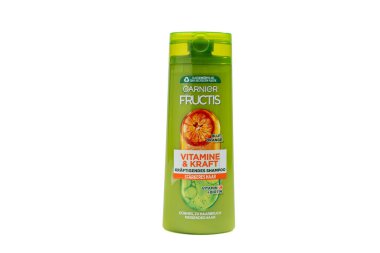 Almanya 29 Ağustos 2025. Garnier Fructis Vitaminleri ve Kan Portakallı Güçlü Şampuan, beyaz arka planda izole edilmiş. Yeşil şişe tasarımı.