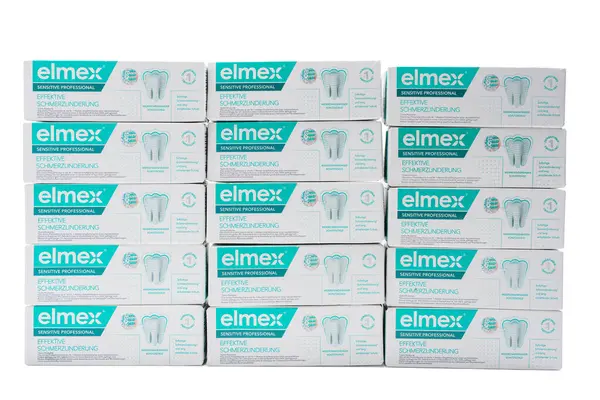 Almanya 29 Ağustos 2025. Birkaç paket Elmex Sensitive Professional diş macunu bir araya toplanmış. Ürün çekimleri beyaz arka planda izole edildi.