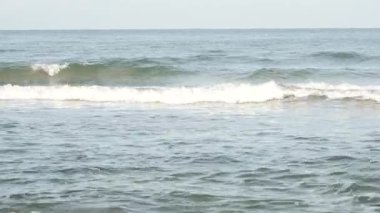 Dalgalar birbirine doğru yuvarlanır ve açık denizde kırılır. İstikrarlı aşağı ve akış sakinleştirici bir etkiye sahiptir..