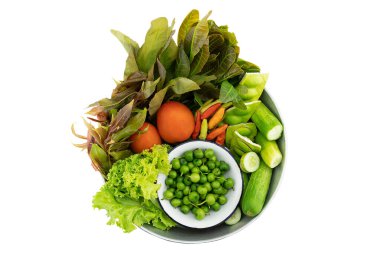 Beyaz arka plandaki kasede taze sebzeler ve kırpma yolu var.