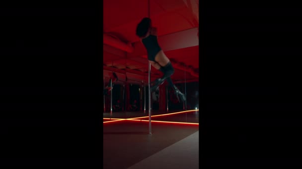 Młoda Szczupła Brunetka Długimi Włosami Wysokich Obcasach Tańczy Rurze Klubie — Wideo stockowe
