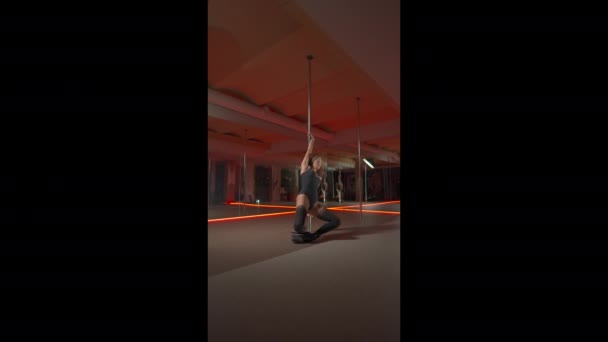 Молодая Стройная Брюнетка Длинными Волосами Высоких Каблуках Танцует Шесте Клубе — стоковое видео