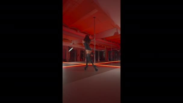 Молодая Стройная Брюнетка Длинными Волосами Высоких Каблуках Танцует Шесте Клубе — стоковое видео