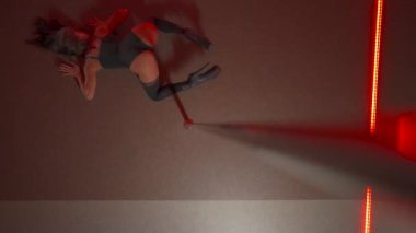 Genç seksi, zayıf, uzun saçlı, yüksek topuklu esmer kadın kulüpte direğin yanında dans ediyor. Yukarıdan bak. 4K görüntü.