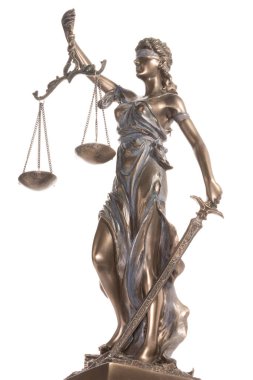 Beyaz arka planda izole edilmiş bronz adalet heykeli. Hukuk hukuku ve adalet kavramı.