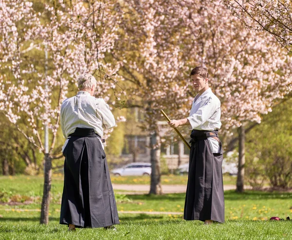Ρίγα Λετονία Μαΐου 2022 Δύο Μαχητές Aikido Εκπαιδεύονται Ραβδί Στο — Φωτογραφία Αρχείου