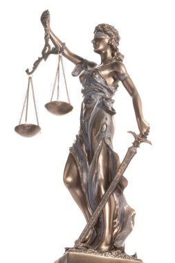 Beyaz arka planda izole edilmiş bronz adalet heykeli. Hukuk hukuku ve adalet kavramı.
