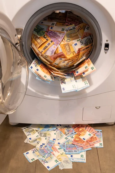 Πολλά Λεφτά Ένα Ανοιχτό Πλυντήριο Ρούχων Μερικά Από Χαρτονομίσματα Είναι — Φωτογραφία Αρχείου