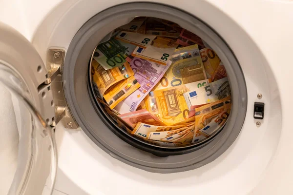Großaufnahme Eines Großen Geldhaufens Einer Offenen Waschmaschine Geldwäschekonzept — Stockfoto