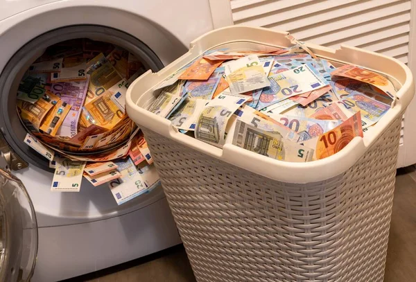 Ein Großer Haufen Geld Einer Offenen Waschmaschine Der Große Korb — Stockfoto