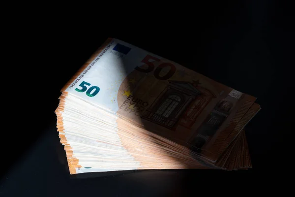 Gran Fajo Dinero Mitad Sombra Mesa Negra Billetes Euros Sombra — Foto de Stock