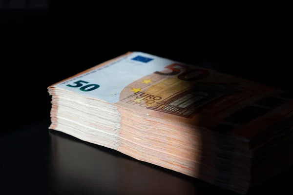 Ένα Μεγάλο Μάτσο Λεφτά Στη Σκιά Του Μαύρου Τραπεζιού Τραπεζογραμμάτια — Φωτογραφία Αρχείου