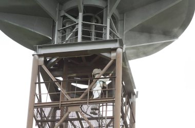 Kumlama işlemi. Boya yapmadan önce pasdan metal inşaat yüzeyini temizliyorum. Metal koruyucusu..