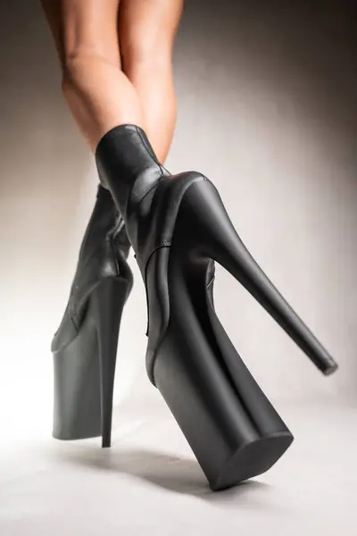 Black Pole Dance Shoes Ženské Nohy Černých Vysokých Podpatcích Bílém — Stock fotografie