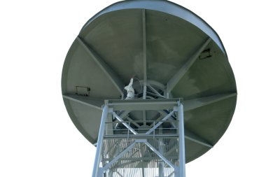 İşçi inşaat alanında metal çerçeve boyuyor. Su kulesi onarımı ve boyaması. Beyaz arkaplanda izole.