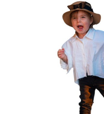 Mutlu, heyecanlı, şapkalı bir kızın portresi beyaz arka planda izole bir şekilde köşeden dışarı bakıyor. 