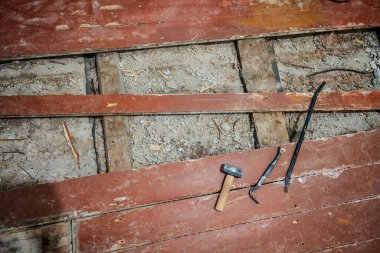 Eski ahşap zemin tamiri. Yerdeki eski kalaslar.